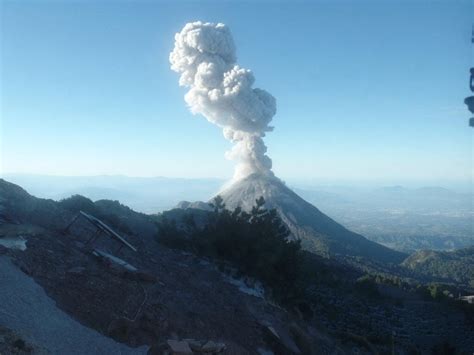 Volcán De Colima Emite Exhalación De Dos Mil Metros De Altura N