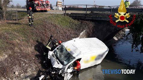 Carambola Con Tre Auto Furgone Sfonda Il Guard Rail E Finisce Nel