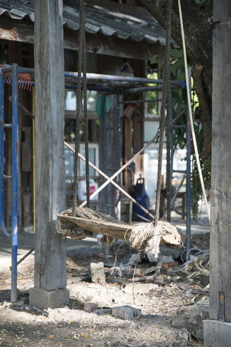 Puente Colgante De Cuerda De Madera Para Cruzar El R O Imagen De