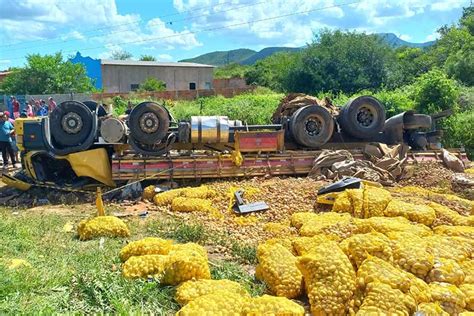 Itua U Caminh O Carregado Batatas Tomba E Motorista Fica Ferido Na