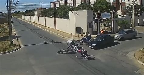 Motos colidem em cruzamento no bairro Boa Vista Veja vídeo Jornal