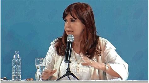 Cristina Kirchner volvió a apuntar a Milei por Kueider Seguirá como