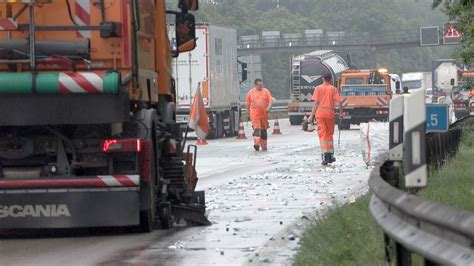 Bremen Lastwagen Verliert Tausende Pfandflaschen Auf A Bei Bremen