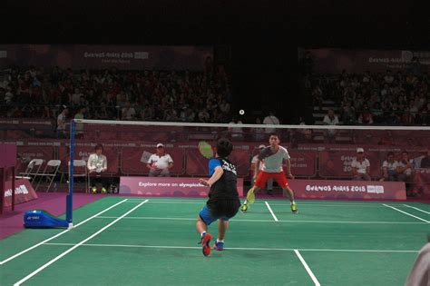 What is the scoring system in badminton?