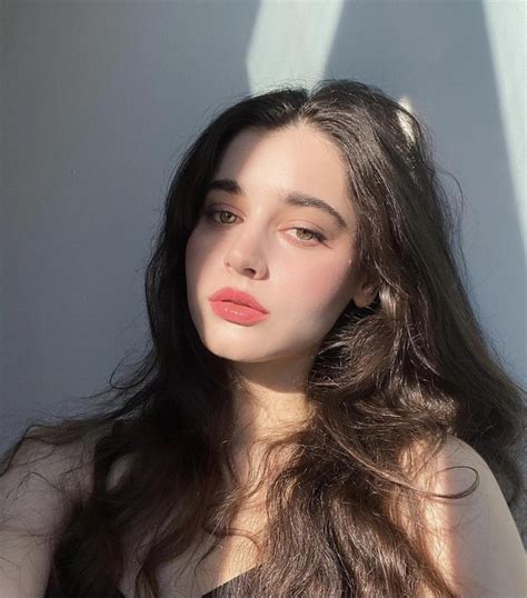 Vẻ ngoài tựa thiên thần của hot girl đẹp nhất nhì Ukraine