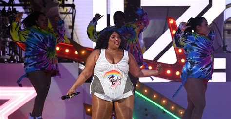 Lizzo S Finds Backup Dancers In New Show Watch Out For The Big Grrrls