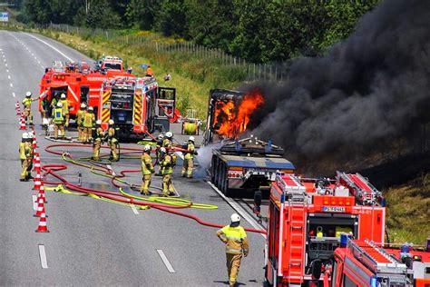 LKW Brennt Auf Autobahn 7 Freiwillige Feuerwehr Hasloh