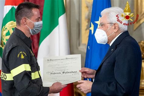 Presidente Mattarella Conferisce Onorificenza Al Vigile Del Fuoco