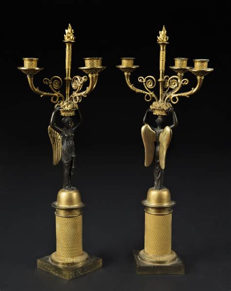 Coppia Di Candelabri A Tre Fiamme In Bronzo Dorato Con Figure