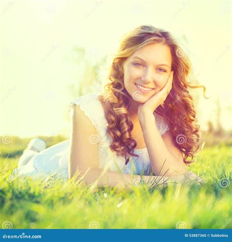 Fille De Beauté Se Trouvant Sur Le Champ D été Photo stock Image du