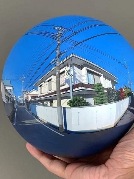 Artista japonês cria pinturas surpreendentes hiper realistas em esferas