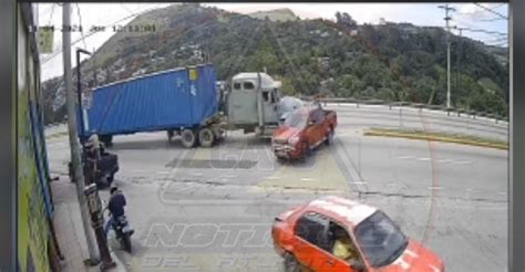 Video Cámara capta aparatoso accidente en ruta al Atlántico entre un