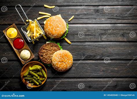 Hamburgers Avec Des Cornichons En Cuvette Pommes Frites Et Sauces