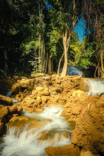 Hermosa Cascada En El Bosque Profundo En El Parque Nacional Srinakarin