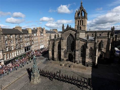 Duizenden Schotten Nemen Afscheid Van Koningin Elizabeth In Edinburgh