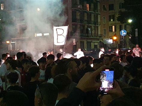 Samp In B La Festa Dei Tifosi Genoani In Piazza Alimonda Tra Cori