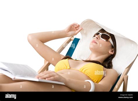 Strand Junge Frau Im Bikini Und Hut Mit Buch Sonnenbaden Am