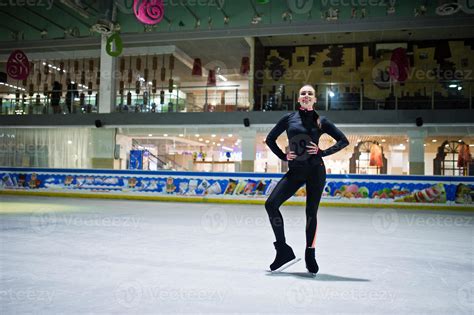 Mujer Patinadora Art Stica En La Pista De Patinaje Sobre Hielo