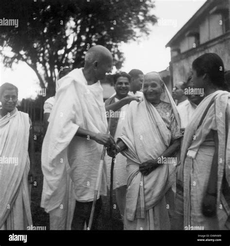 Mahatma Gandhi With The Mother Of Jamnalal Bajaj In Wardha Shantikumar
