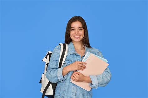 Feliz Gen Z Estudiante Latina Con Mochila Aislada En Fondo Azul Foto De Archivo Imagen De
