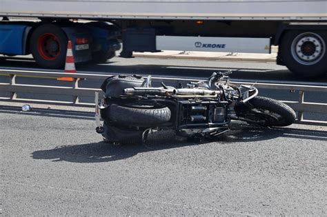 Horror Unfall auf A73 bei Nürnberg Harley Fahrer kracht ohne Helm in