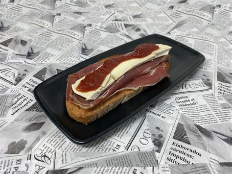 Tosta de Jamón Serrano Queso Brie y Mermelada de Tomate