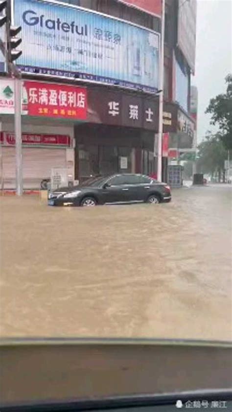 廉江遭遇红色暴雨，市区路段多处积水严重腾讯视频