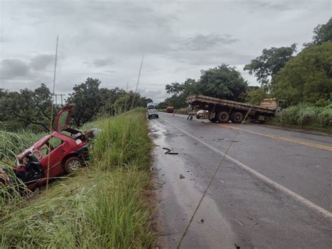 Caminh O Invade Pista Contr Ria Atinge Carro E Motorista Sem Cnh De