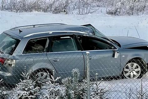 Przebr D Wypadek Podczas Wyprzedzania Audi Wypad O Z Drogi I Uderzy O