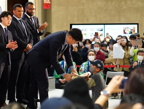 ヤクルト・村上 2年連続三冠王だ ファンの前で堂々宣言「頑張ります」野球デイリースポーツ Online