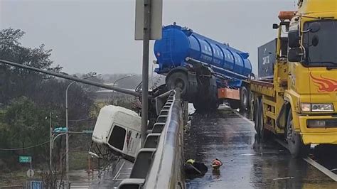 桃園台61線聯結車撞護欄 駕駛墜橋身亡 鏡新聞 Line Today