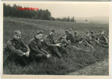 PHOTO ALLEMANDE GUERRE WW2 Groupe De Soldats De La Heer Dans Un