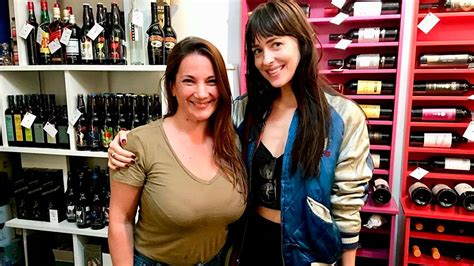 Dakota Johnson Pase Por Buenos Aires Y Compr Vinos Org Nicos Diario