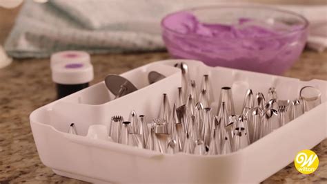 Wilton Deluxe Decorating Tip Set 29 Piece