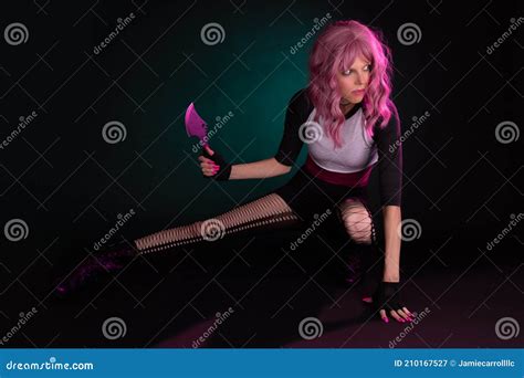 Punk Rock Sexy Mujer Asesina Con Cabello Rosa Vestido Negro Imagen De Archivo Imagen De