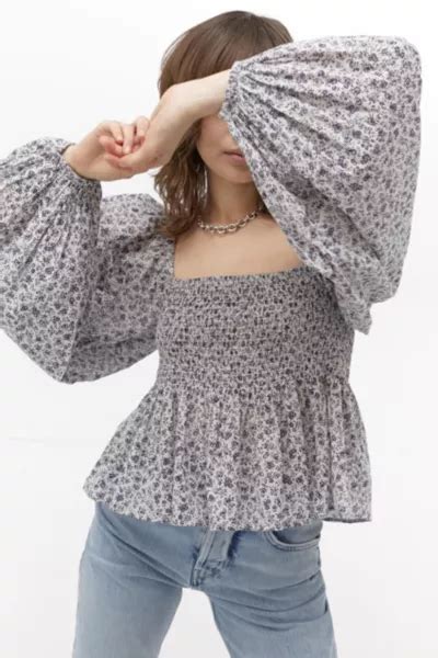 Uo Daisy Print Smocked Blouse Urban Outfitters