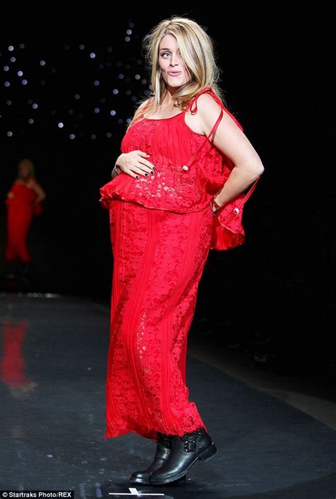 A Model Mom To Be Eight Months Pregnant Daphne Oz Dances Down The New York Fashion Week Runway