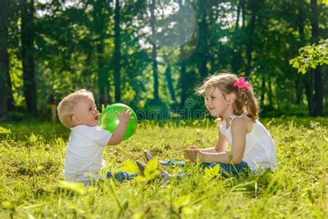 Menina E Menino Que Jogam Com Bola Foto De Stock Imagem De Amor