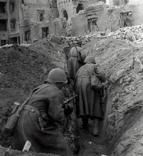 Soviet Soldiers In Stalingrad Lombardy Studios