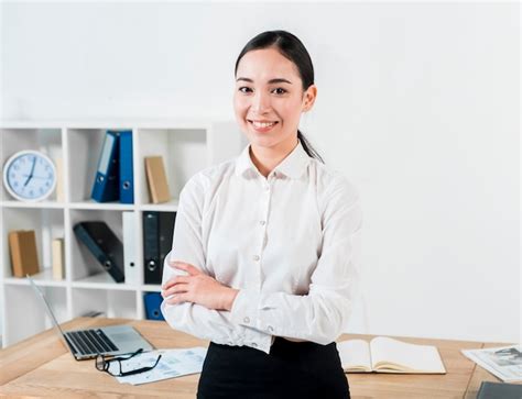 Retrato Sonriente De Una Empresaria Joven Confiada Que Se Coloca