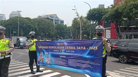 Operasi Zebra Jaya Pengemudi Ojol Dapat Sembako