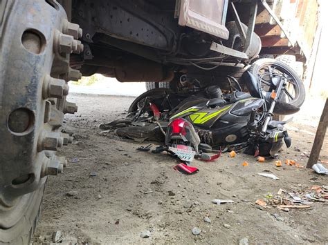 Accident On Mahindra Over Bridge महिंद्रा ओवर ब्रिज पर हादसा तेज