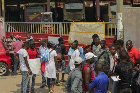 Funcionários públicos iniciam greve geral Ver Angola Diariamente o