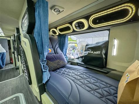 Harga Tiket Bus Imperial Suites Damri Rute Jakarta Malang Layanannya