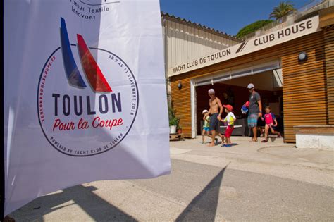 Le Yacht Club sur le pont Métropole Toulon Provence Méditerranée