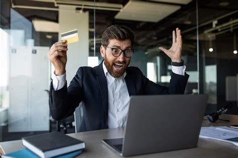 Un Hombre De Negocios De Mediana Edad Muy Contento Con La Boca Abierta