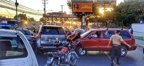 VIDEO Conductora de camioneta se estrella contra vehículos en tráfico