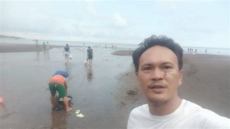 Ribuan Ikan Mendadak Terdampar Di Pantai Lilang Minut Sulawesi Utara