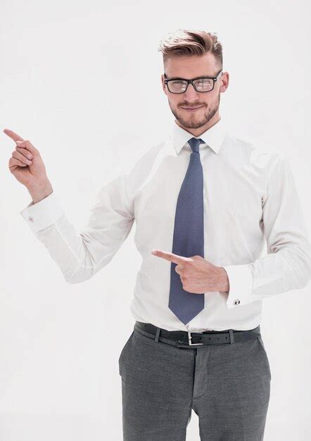 Cerrar Upbusiness Hombre Apunta Sus Dedos Hacia El Lado Derecho Foto