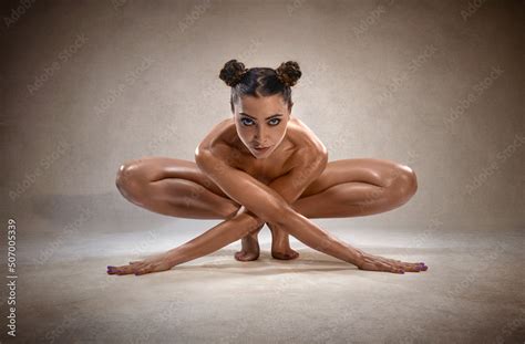 Foto Stock Beautiful Nude Sexy Fitness Girl With Great Figure Flexing